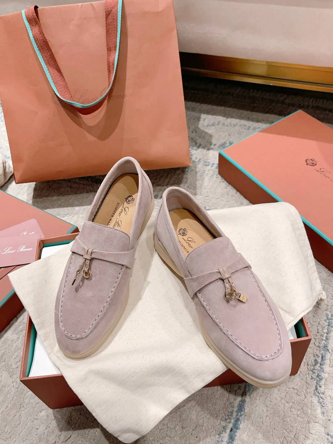 Factory price: 520💰4050 new color. Original purchase, 1⃣️: 1⃣️ folded and developed, Loro Piana professional model to try on feet, quality purchase level, flash sale of common products on the market, welcome to compare, original packaging. Fabric: Imported from Italy🐑High mercerized shearling, Lining: Hand-sewn mark thread in water-dyed cowhide imported from Italy🧵, high-end and elegant. Comfortable on the feet. Size: Women's 35-42 (41, 42) customized, non-returnable, men's 38-45 (46, 47, 48) customized, non-refundable. Fashionable boutiques that you can’t miss, a must-have item